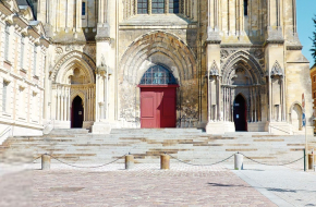 L'entrée de la Cathédrale de Lisieux